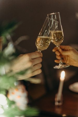 Photo par cottonbro Person Holding Clear Wine Glass With Brown Liquid